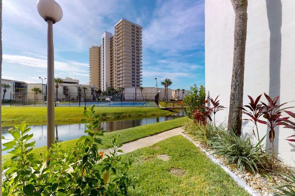Charming dog friendly condo with a pool tennis beach access plus washer and dryer House in Lower Grand Lagoon