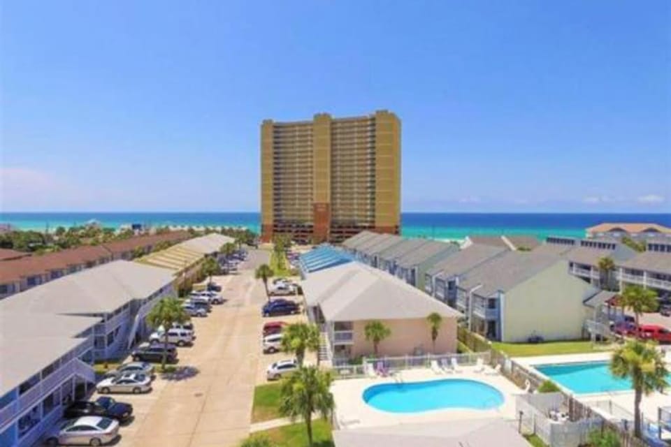 Bright Condo with Shared Pool WiFi Central AC and Private Patio House in Panama City Beach