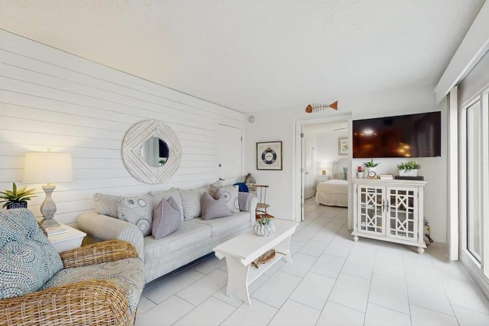 Beautiful beachfront condo with shared pool and beach access House in Carillon Beach
