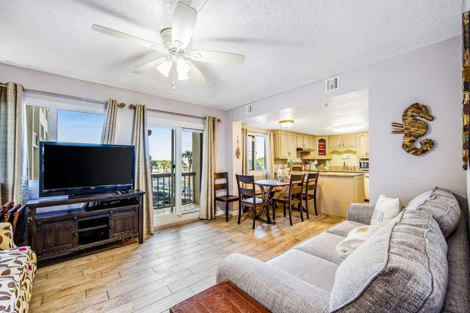Beachfront condo with balcony pools sauna & ocean views - snowbird-friendly House in Sunnyside