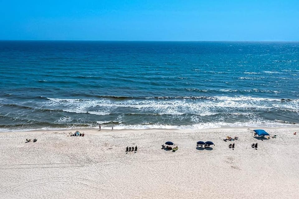 Beachfront condo with balcony pools sauna & ocean views - snowbird-friendly House in Sunnyside