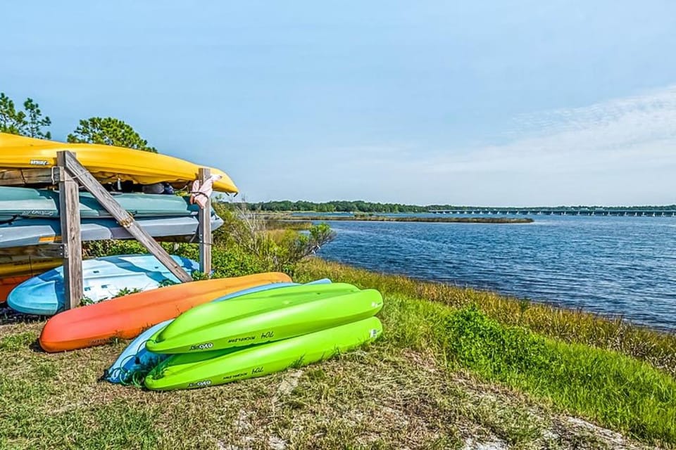 Beachfront condo with balcony pools sauna & ocean views - snowbird-friendly House in Sunnyside