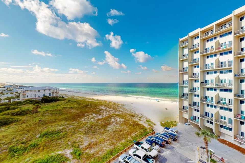 Beachfront condo in gated resort with pools lake access fast WiFi & patio House in Sunnyside
