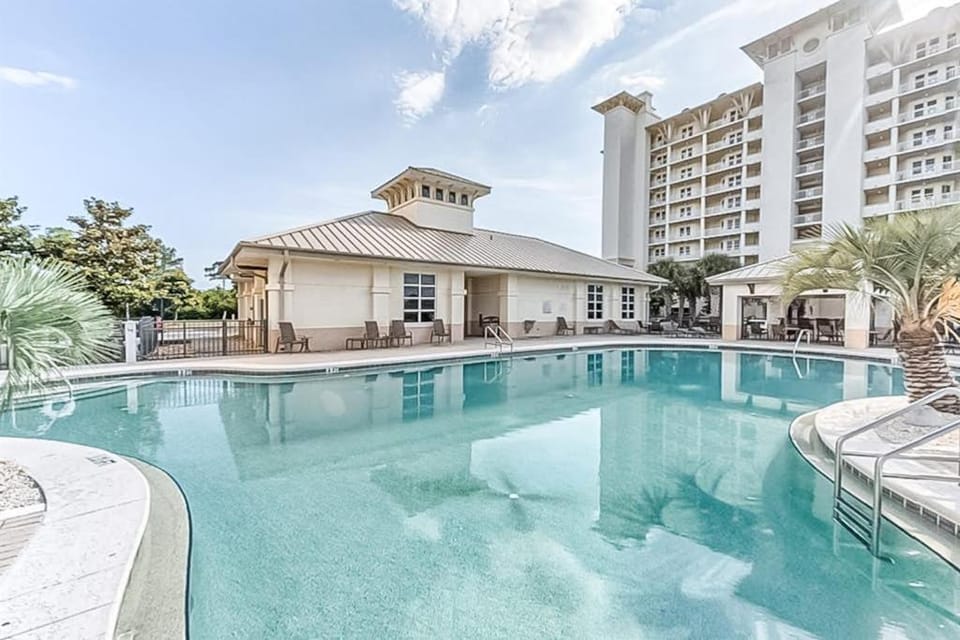 Resort Condo with Screened Porch and Shared Pools Hot Tubs Gym Beach Club Golf House in Perdido Key