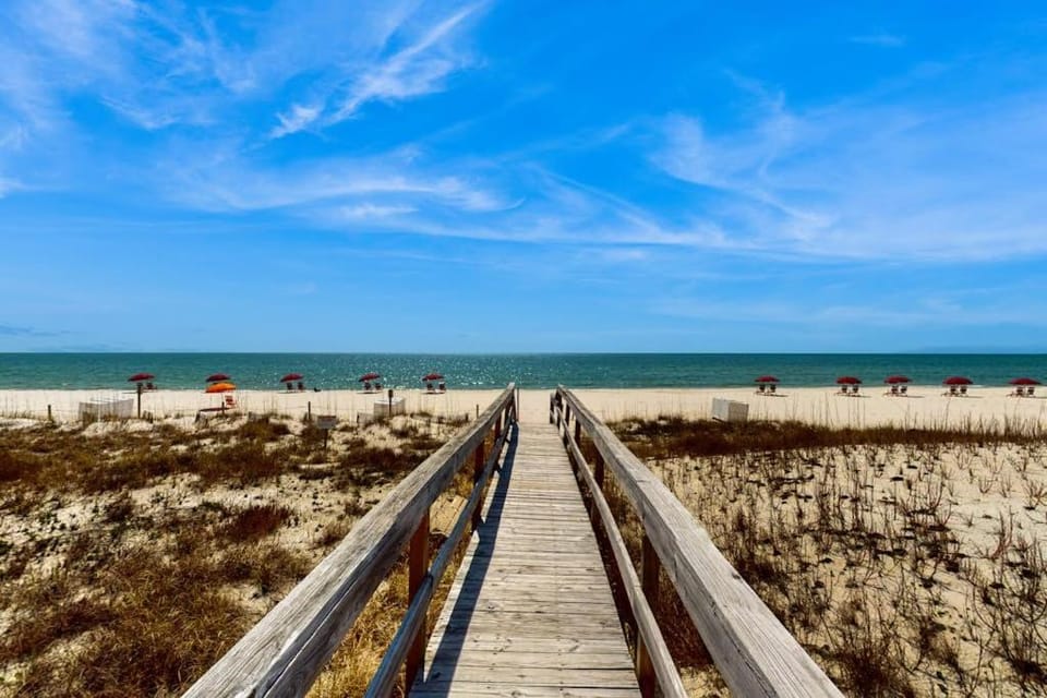 Spacious Condo with full kitchen shared pool and beach access House in Perdido Key