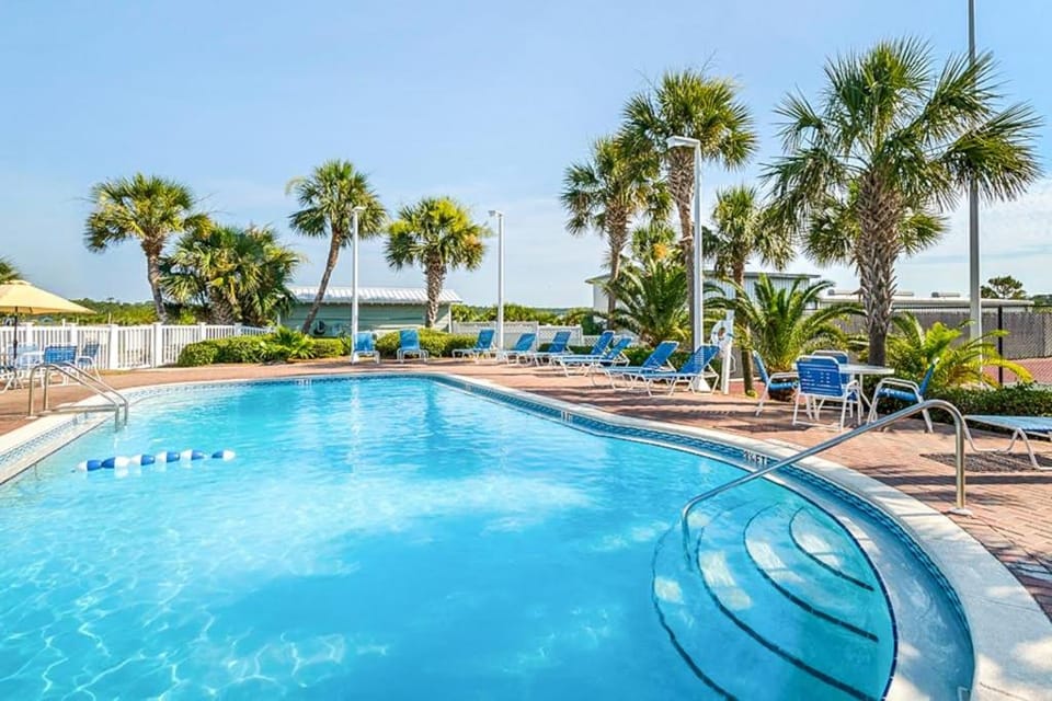 Oceanfront Pinnacle Port condo with tennis & basketball courts private balcony Apartment in Sunnyside