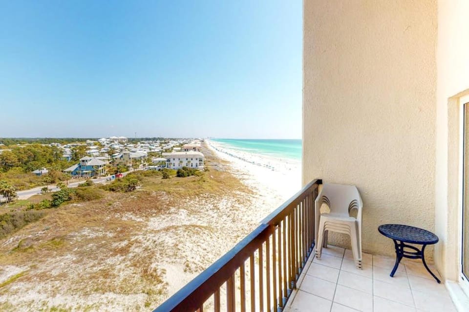 Oceanfront Pinnacle Port condo with tennis & basketball courts private balcony Apartment in Sunnyside