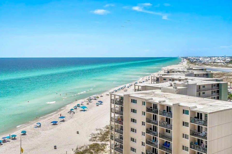 Gorgeous beachfront condo shared pool and beach access House in Sunnyside