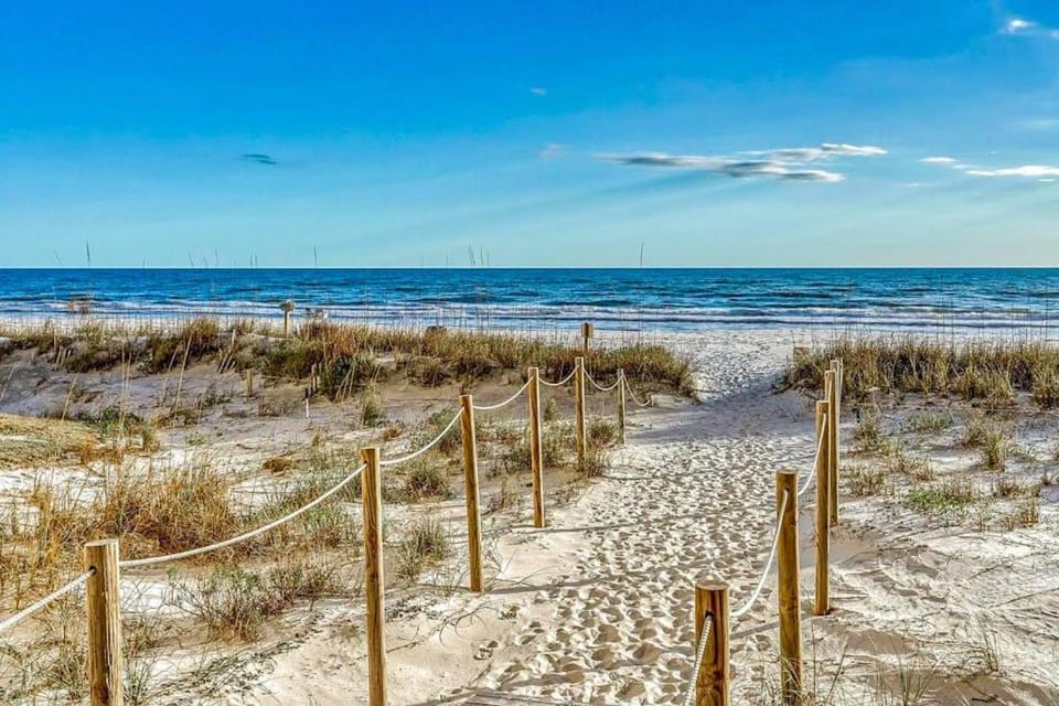Gorgeous beachfront condo shared pool and beach access House in Sunnyside