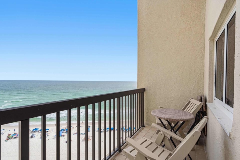 Gorgeous beachfront condo shared pool and beach access House in Sunnyside