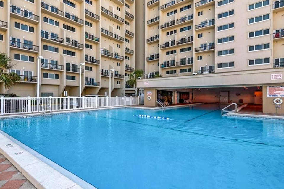 Pinnacle Port getaway with balcony pools & quick beach access Apartment in Sunnyside