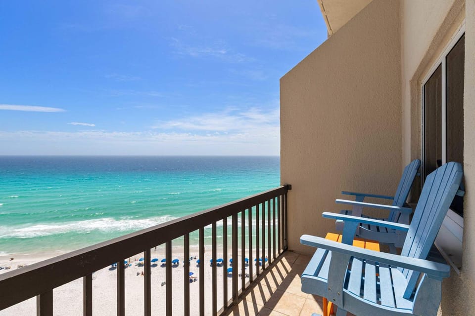 Pinnacle Port getaway with balcony pools & quick beach access Apartment in Sunnyside