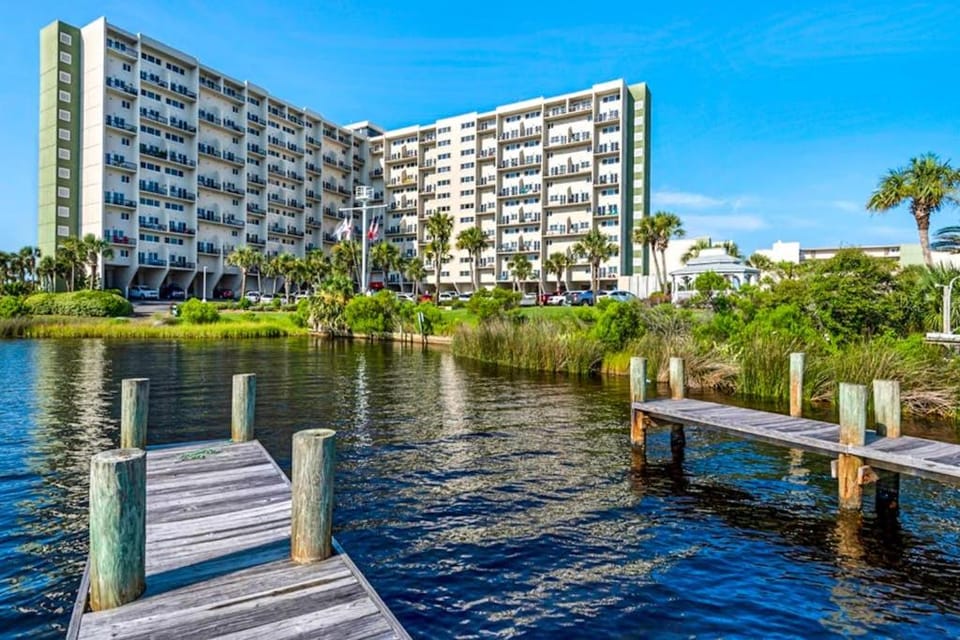 Great Pinnacle Port villa with lots of character & balcony - steps from beach House in Sunnyside