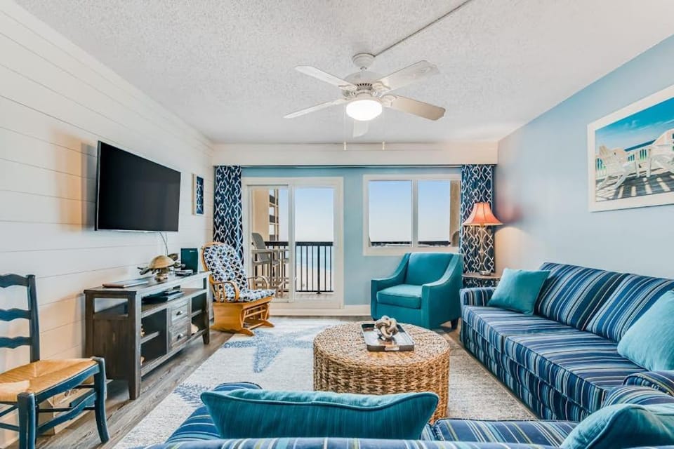 Great Pinnacle Port villa with lots of character & balcony - steps from beach House in Sunnyside