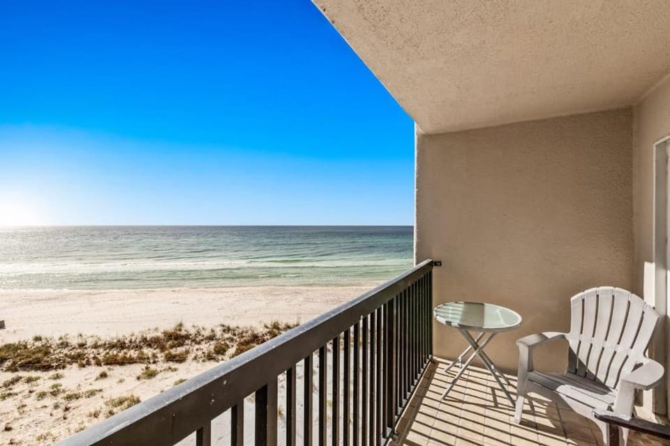 Beautiful Pinnacle Port condo with pools & basketball court right next to beach House in Sunnyside