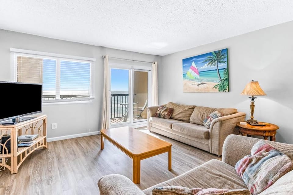 Beautiful Pinnacle Port condo with pools & basketball court right next to beach House in Sunnyside