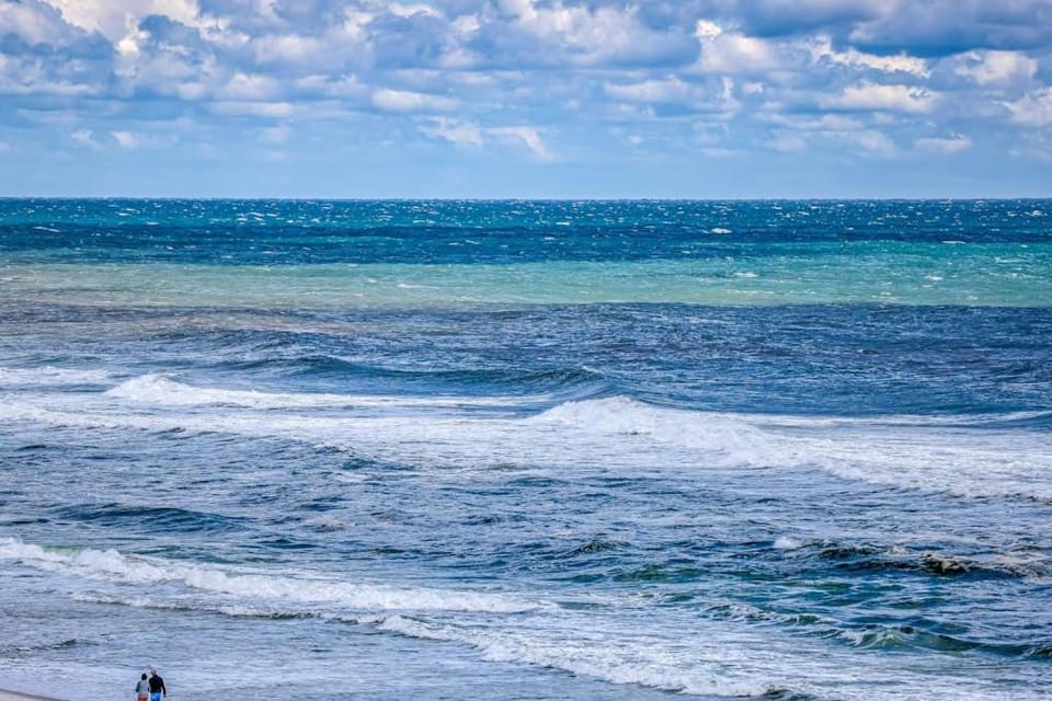 Adorable condo overlooking the sand with beach access & pools House in Sunnyside