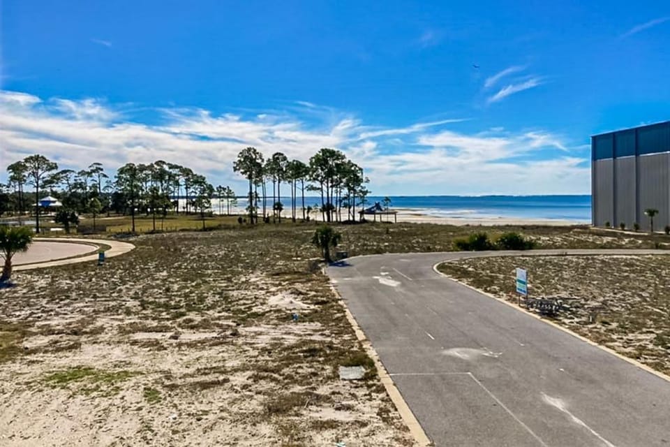 Dog friendly abode with a washer dryer central AC and patio perfect central location House in Port Saint Joe