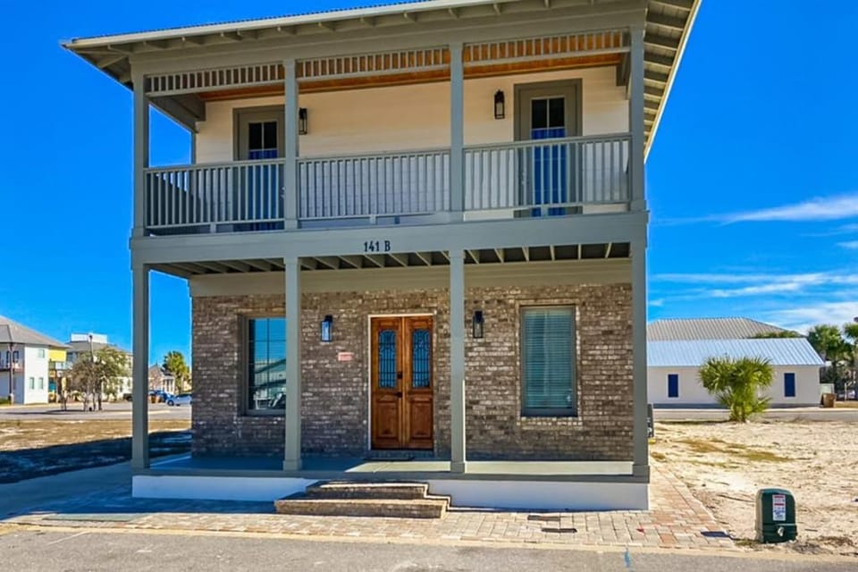 Dog friendly abode with a washer dryer central AC and patio perfect central location House in Port Saint Joe