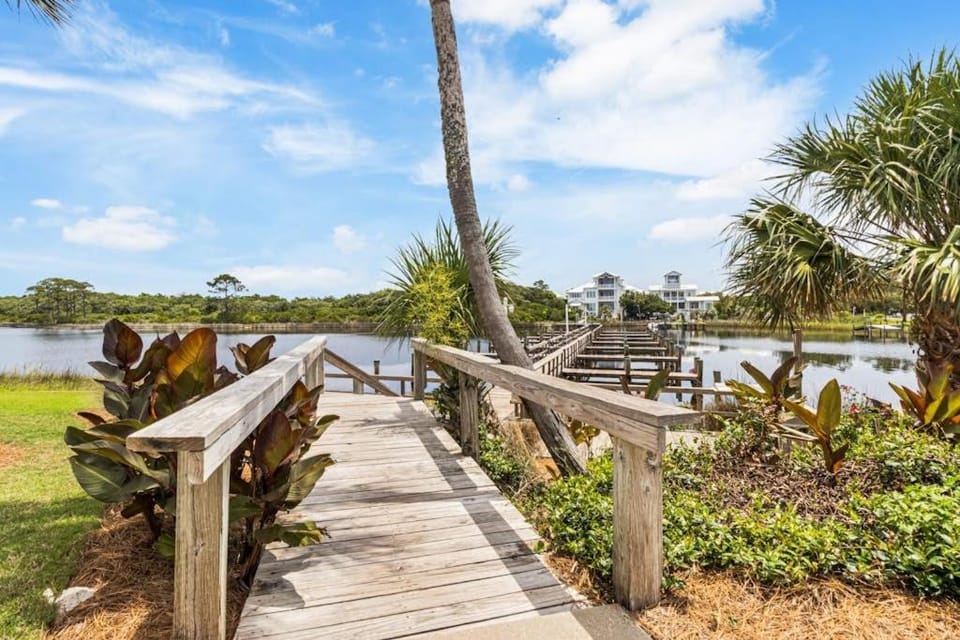 Spectacular beachfront condo with great amenities shared pool & beach access House in Carillon Beach