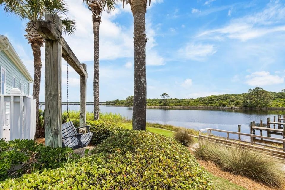 Spectacular beachfront condo with great amenities shared pool & beach access House in Carillon Beach