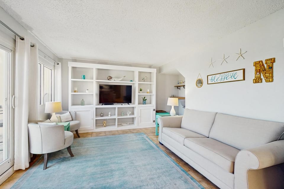 Spectacular beachfront condo with great amenities shared pool & beach access House in Carillon Beach