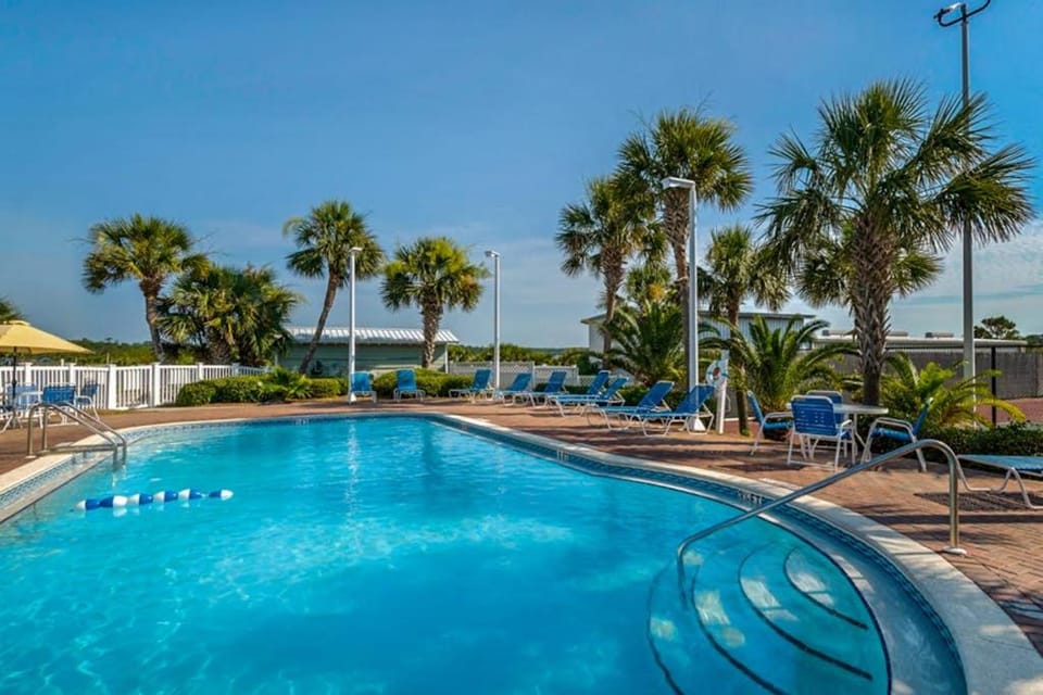 Heavenly retreat just steps from the beach with pools & tennis courts House in Sunnyside