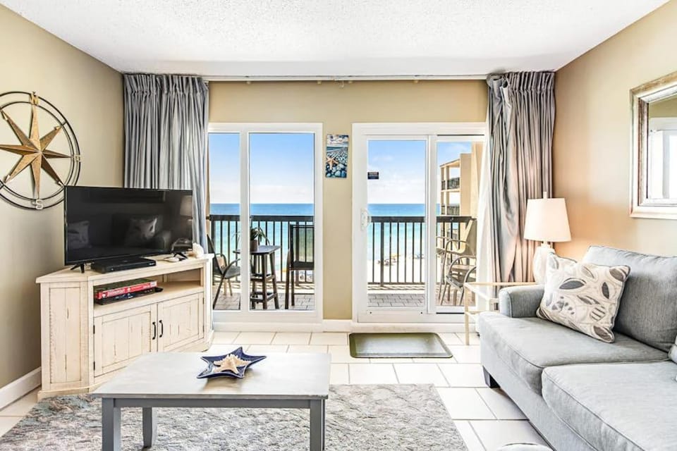 Heavenly retreat just steps from the beach with pools & tennis courts House in Sunnyside