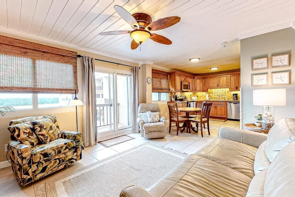 Penthouse condo with gorgeous views fast WiFi pools & gym Apartment in Sunnyside