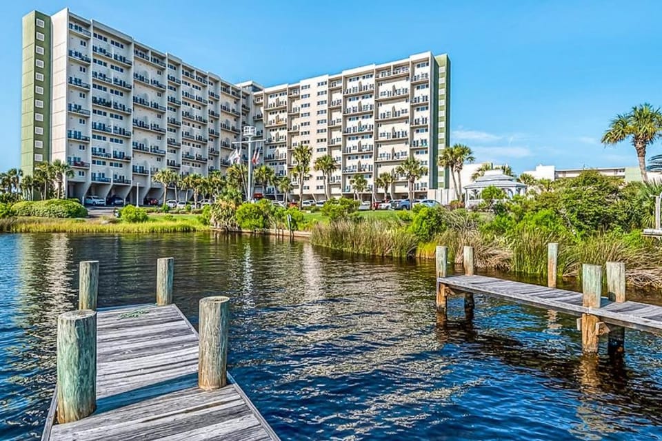 Penthouse condo with gorgeous views fast WiFi pools & gym Apartment in Sunnyside