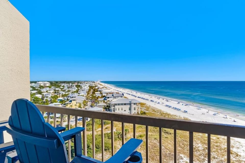 Oceanfront penthouse with pools sauna beach access & breathtaking ocean views House in Sunnyside