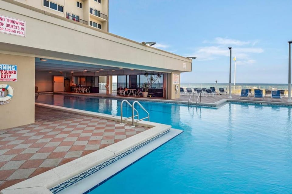 Oceanfront penthouse with pools sauna beach access & breathtaking ocean views House in Sunnyside