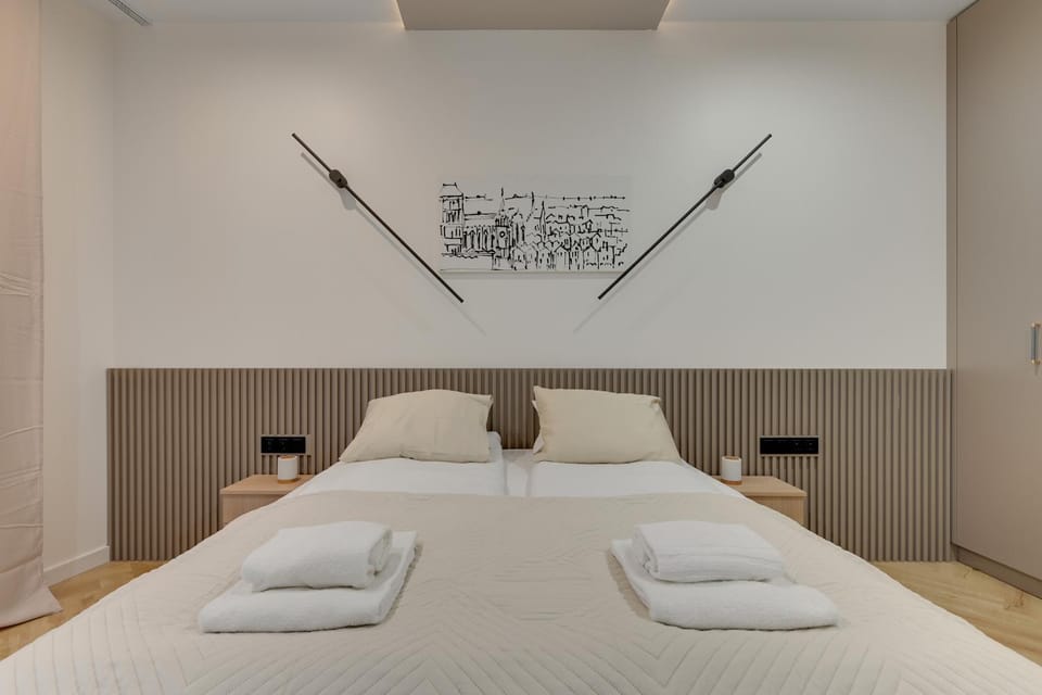 Bed, towels