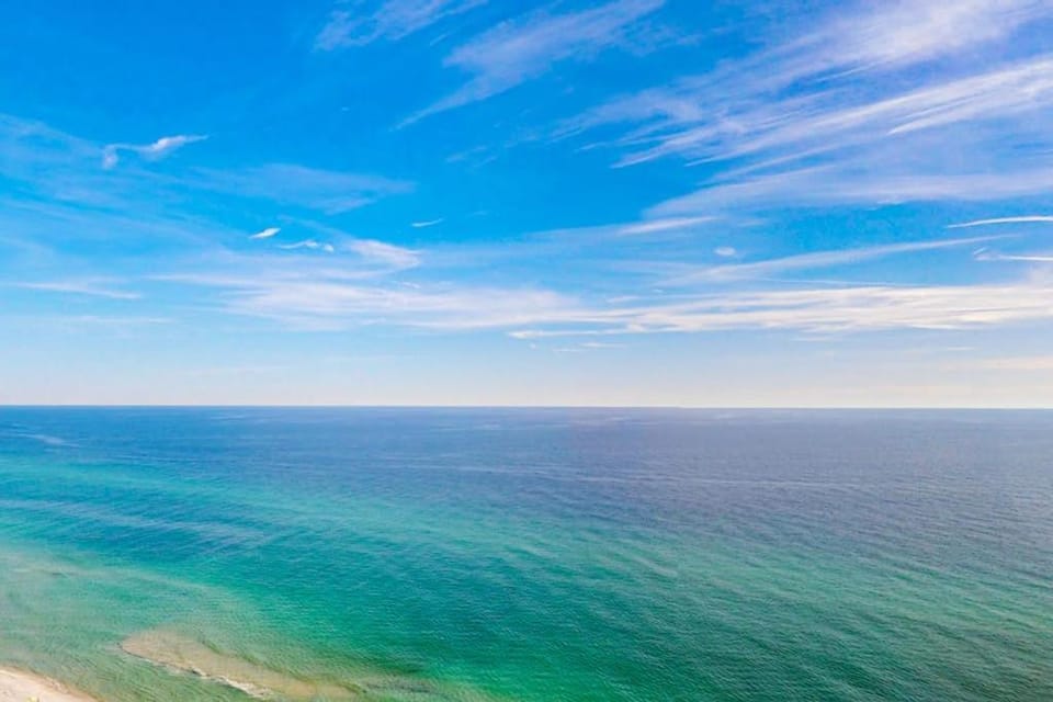 Oceanfront condo with pool hot tub & washer dryer House in Panama City Beach