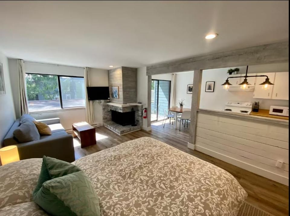 Bed, Living room, Bedroom