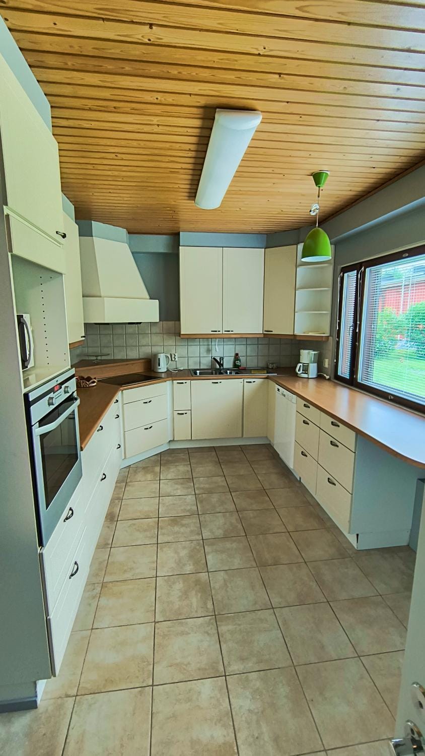 Kitchen or kitchenette, dishwasher, stove