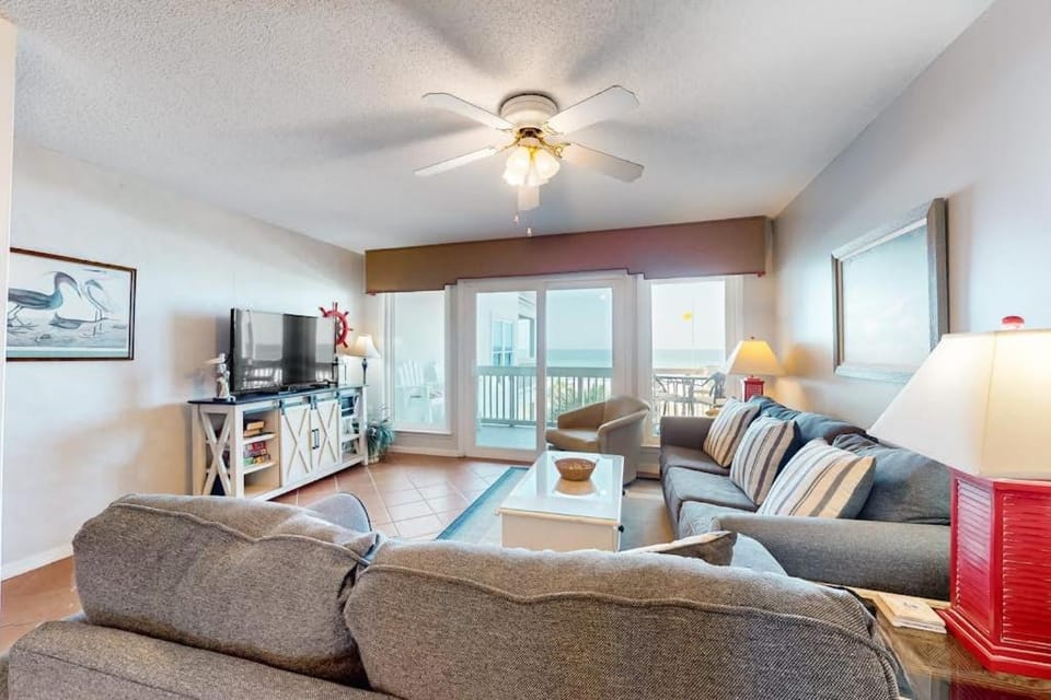 Gulf-facing getaway on the beach with balcony view & shared pool House in Sunnyside