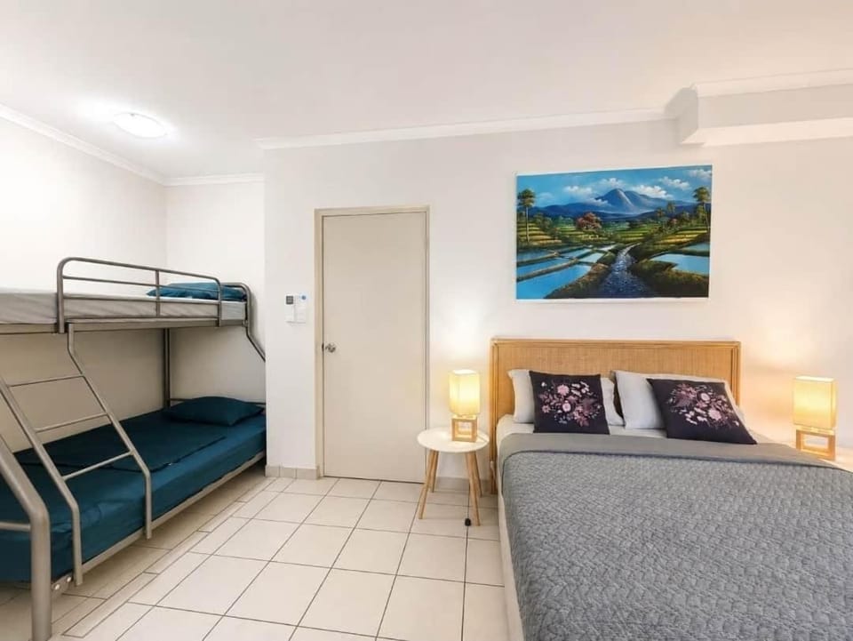 City Room Minutes Walk to Waterfront & CDU Campus Apartment in Darwin
