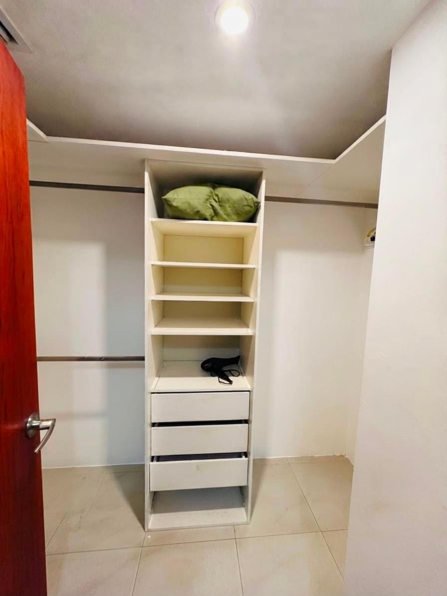 Dpto vista al río de 2 hab, piscina y gym en Riverfront II Apartment in Guayaquil