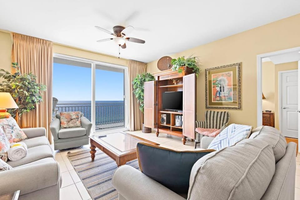 Beachfront resort condo with Gulf views WiFi pools hot tub & lazy river Apartment in Panama City Beach