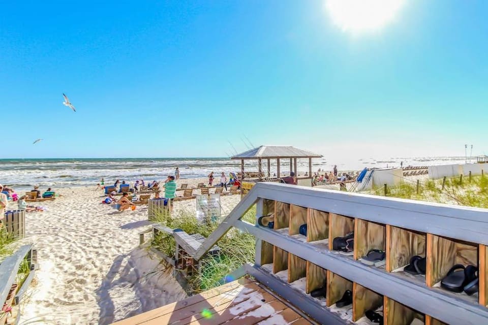 18th-Floor oceanfront condo with WiFi WD central AC pools hot tub Apartment in Panama City Beach
