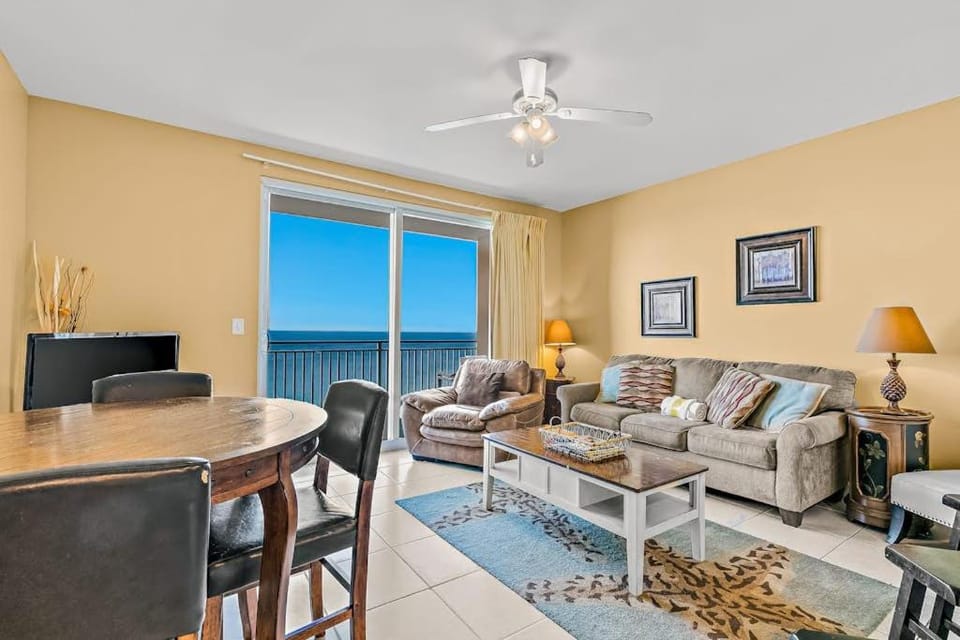 18th-Floor oceanfront condo with WiFi WD central AC pools hot tub Apartment in Panama City Beach