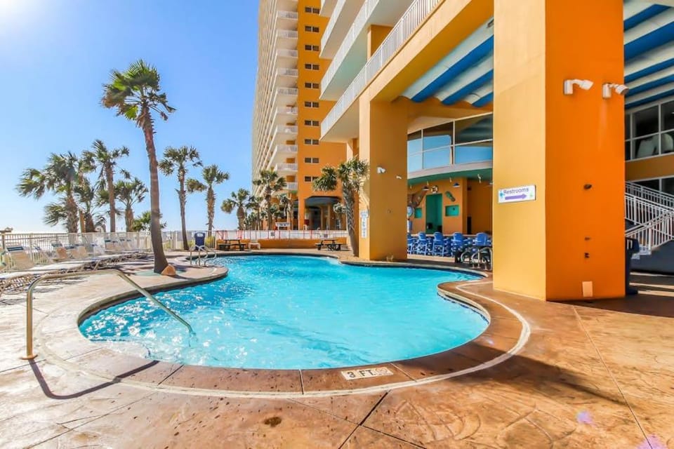 18th-Floor oceanfront condo with WiFi WD central AC pools hot tub Apartment in Panama City Beach