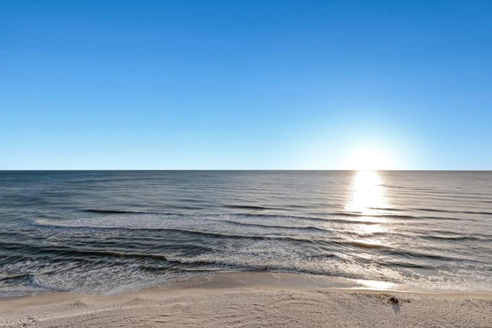 Fifth-floor oceanfront condo with high-speed WiFi Gulf view Pools & Hot tub House in Panama City Beach