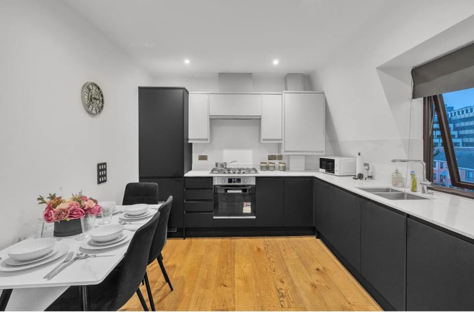 Spacious One bedroom flat in Canada Water great for contractors free parking Apartment in London Borough of Southwark