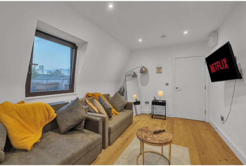Spacious One bedroom flat in Canada Water great for contractors free parking Apartment in London Borough of Southwark