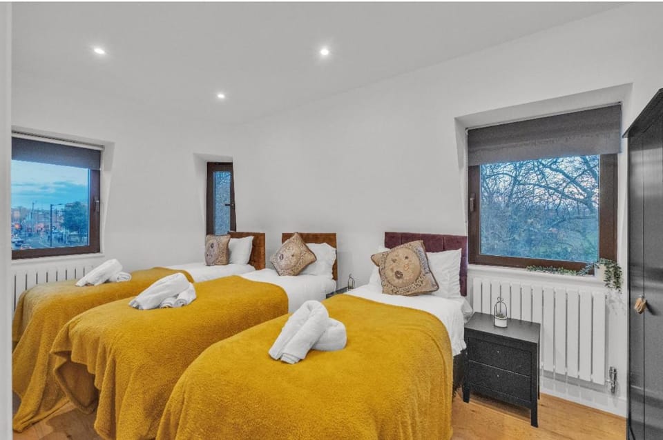 Spacious One bedroom flat in Canada Water great for contractors free parking Apartment in London Borough of Southwark