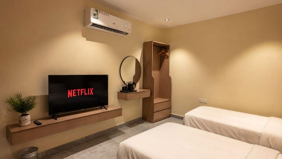 TV and multimedia, Photo of the whole room, air conditioner