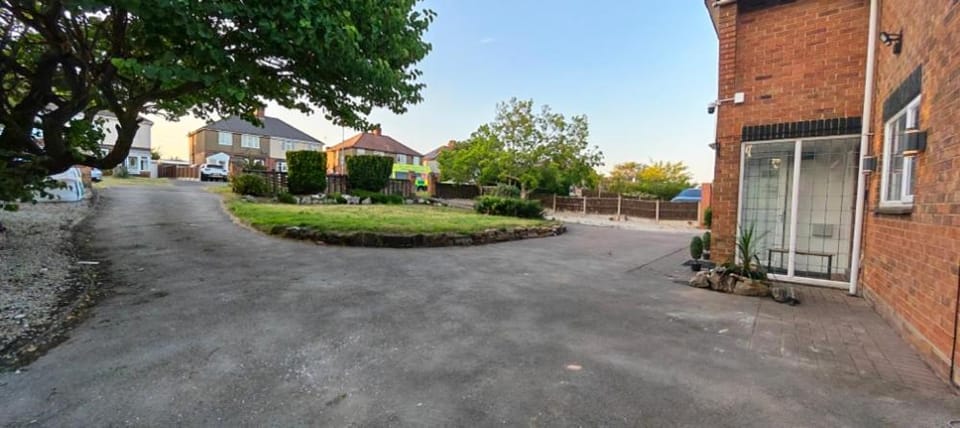 Tangle Tree Lodge - Luxury, Parking, Spacious 5 bedroom, 7 beds, sleeps 12 House in Burton upon Trent