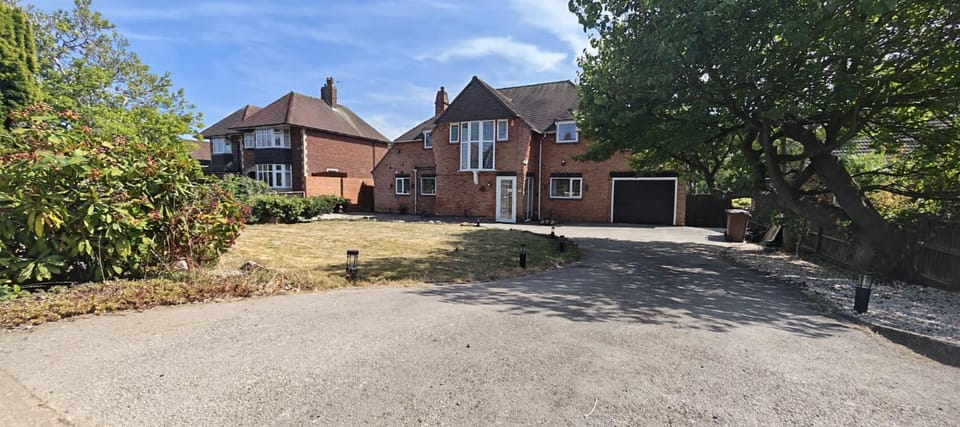 Tangle Tree Lodge - Luxury, Parking, Spacious 5 bedroom, 7 beds, sleeps 12 House in Burton upon Trent